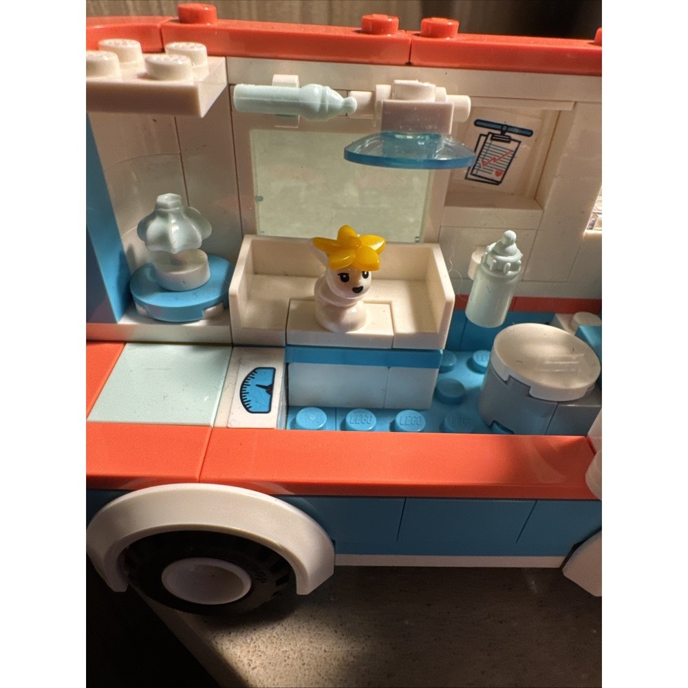 Lego Friends 41445 Vet Clinic Ambulance Vehicle - Picture 7 of 11